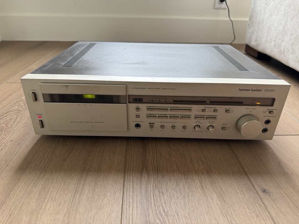 Harmon/Kardon CD 201. Ultrawideband Linear Phase Cassette. Powers On Clean