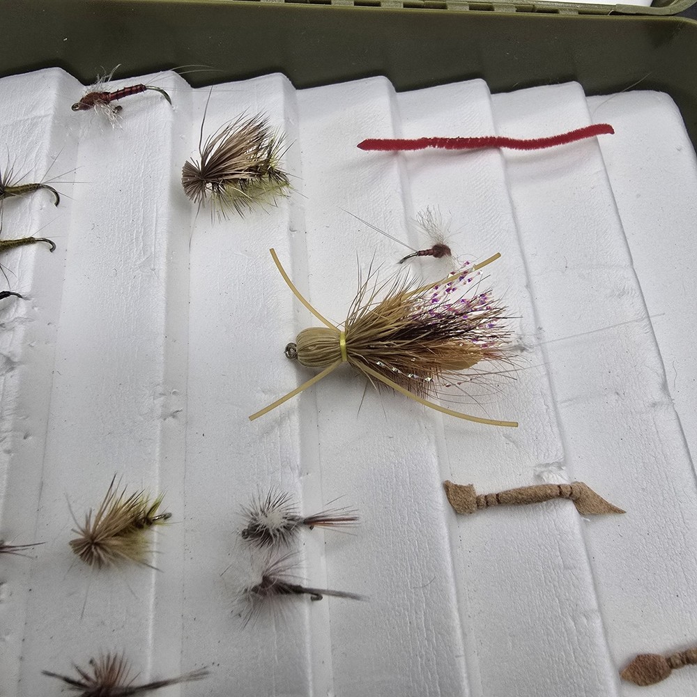 white river fly box with 27 Flys Pluse Extra Case