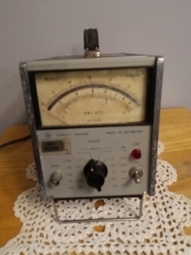 HP Hewlett Packard 400EL AC Voltmeter Powers Up Correctly Used