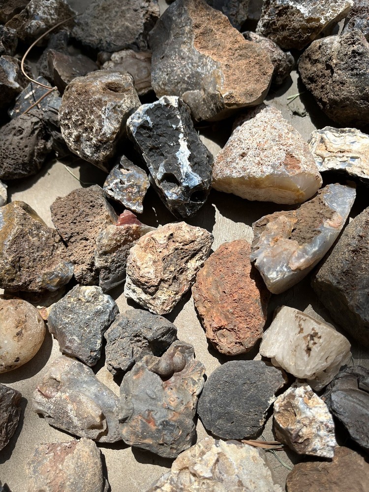 Texas agate rough. 23 Lbs, Medium USPS Flat Rate Shipping Box