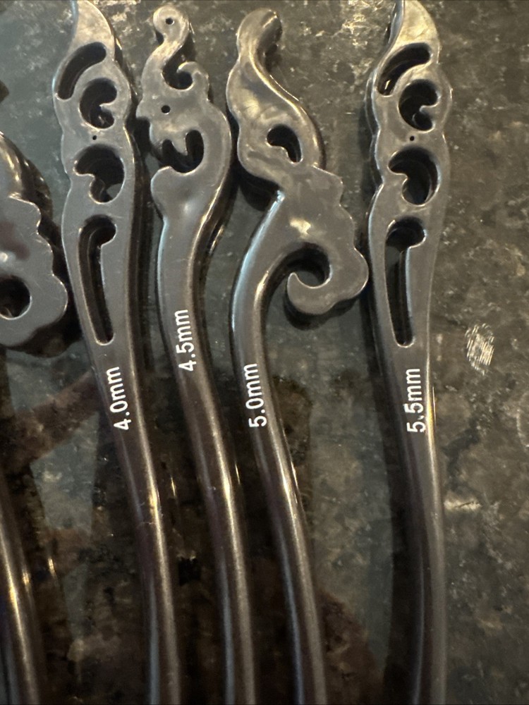 CROCHET - Hooks Sizes 2.5-5.5 With Plastic Swirl Design Handle