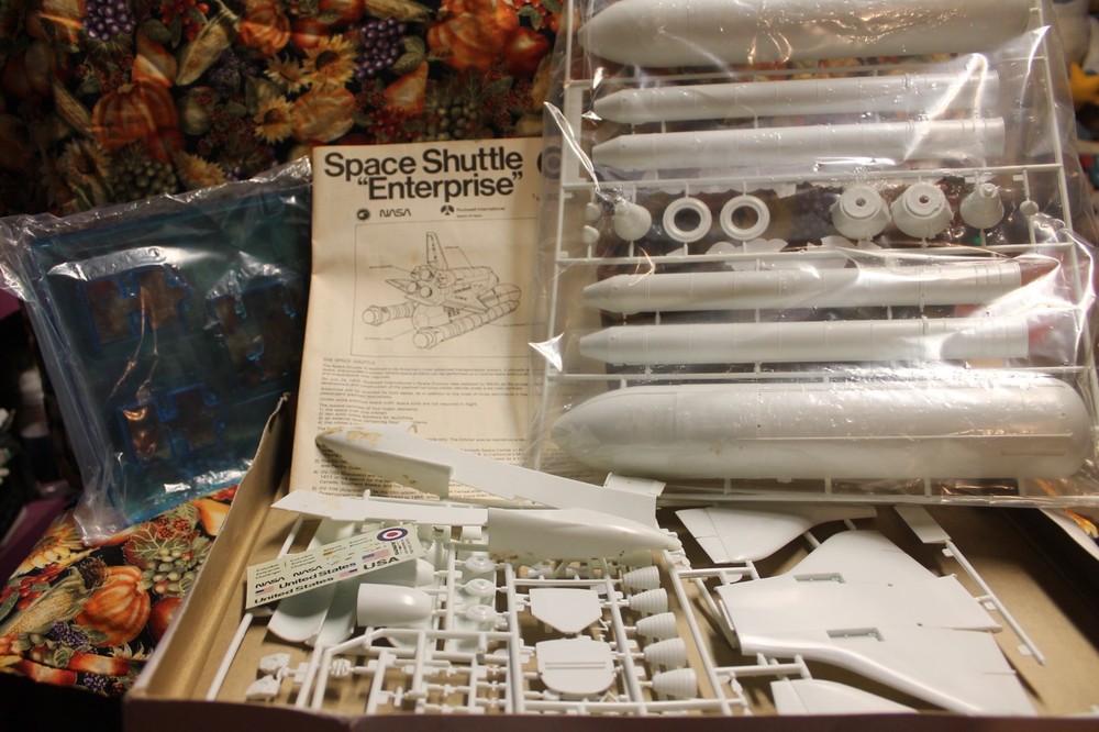 SPACE SHUTTLE 1/144th Scale ENTEX Model KIT w/ 2 Rockets LAUNCHING PAD & Decals