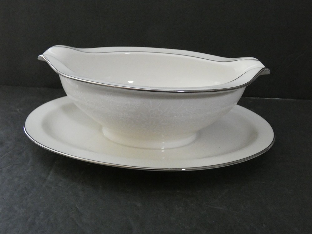 NORITAKE AFFECTION   7192 GRAVY BOAT ATTACHED PLATE