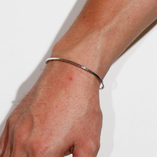 VIVIFY Side Arabesque Silver Bangle Bracelet