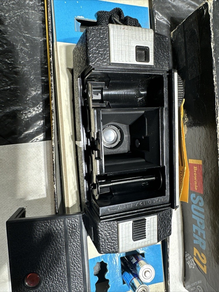 Several Vintage Cameras And Flash Bulbs, Read Full Description