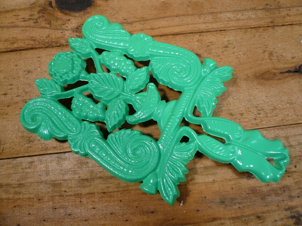 Vintage 9-2 VM Grape Design Cast Iron Footed Kitchen Trivet Painted Spring Green
