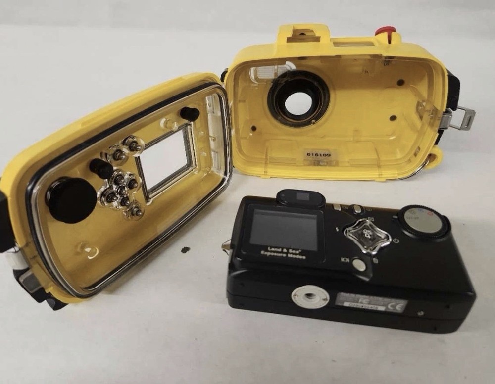 SeaLife ReefMaster Underwater Camera Kit – Housing, Flash, Handle, Case & Care