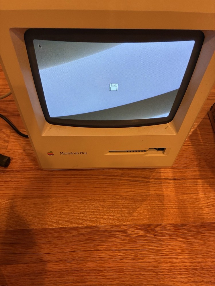 Vintage Macintosh Plus 1MB Apple Computer Model M0001A WORKS -w Keyboard + Mouse