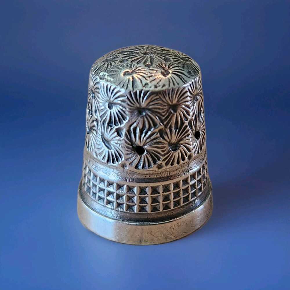 Charles Horner 1923 Chester Solid Sterling Silver Thimble Antique Daisy Diamond