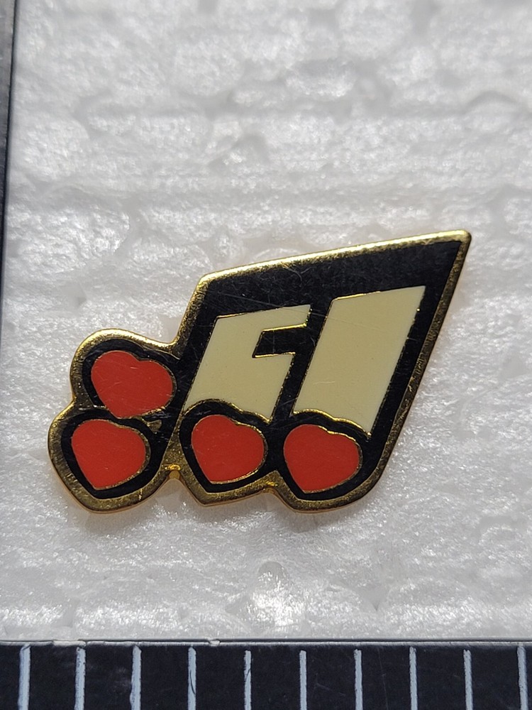 HEARTS AS NOTES HAT LAPEL PIN PIN BACK USED (I0804)