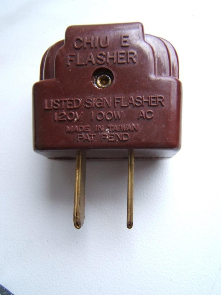 VINTAGE CHIU E BAKELITE FLASHER PLUG ADAPTER