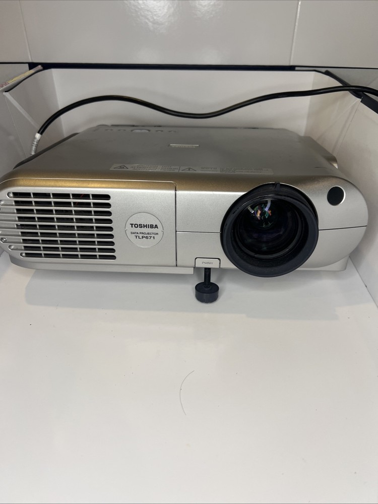 Toshiba TLP-671 LCD Projector