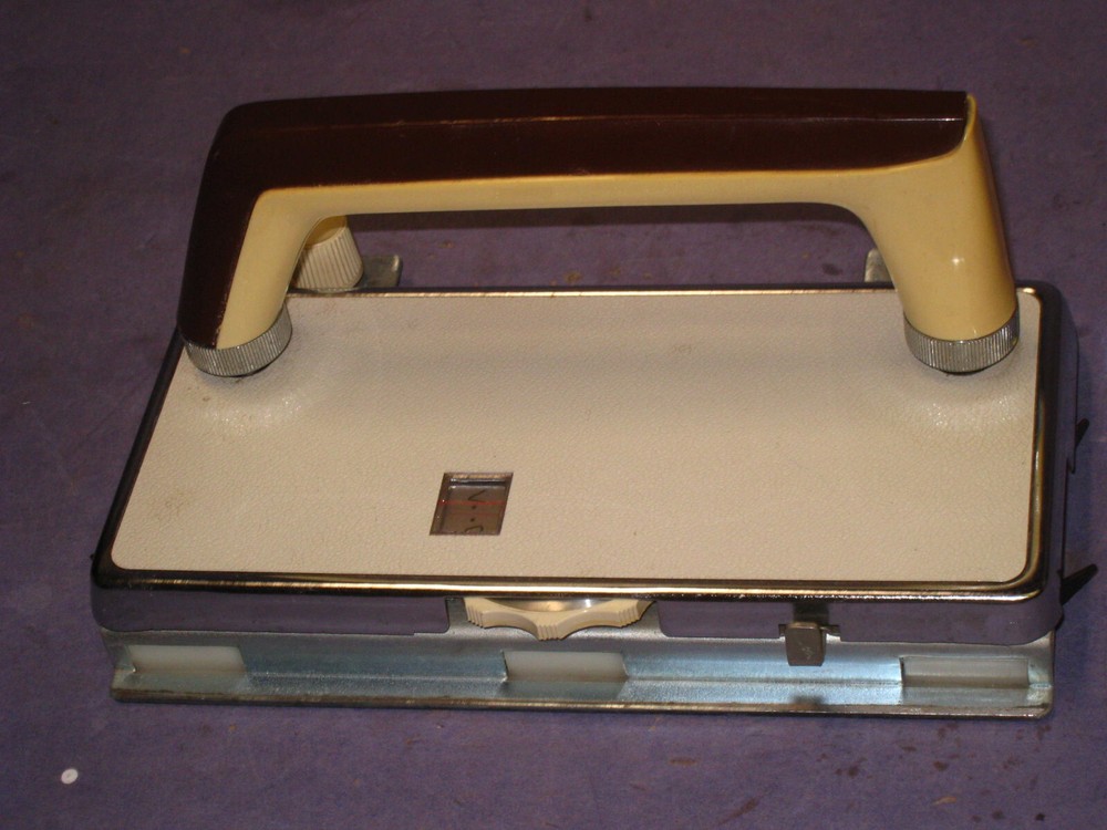 SILVER REED KNITTING MACHINE  CARRIAGE SR 120 ??     81w5