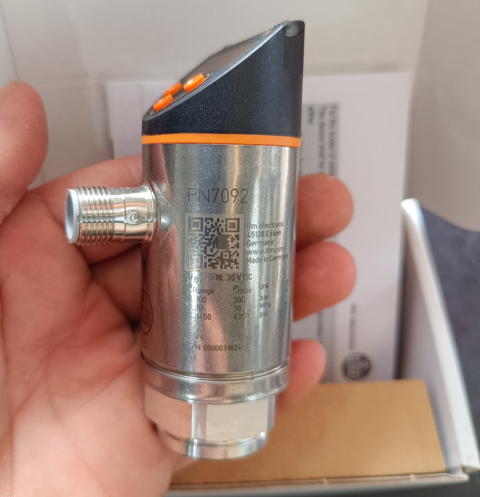 1PC New In Box IFM Pressure Sensor PN7092