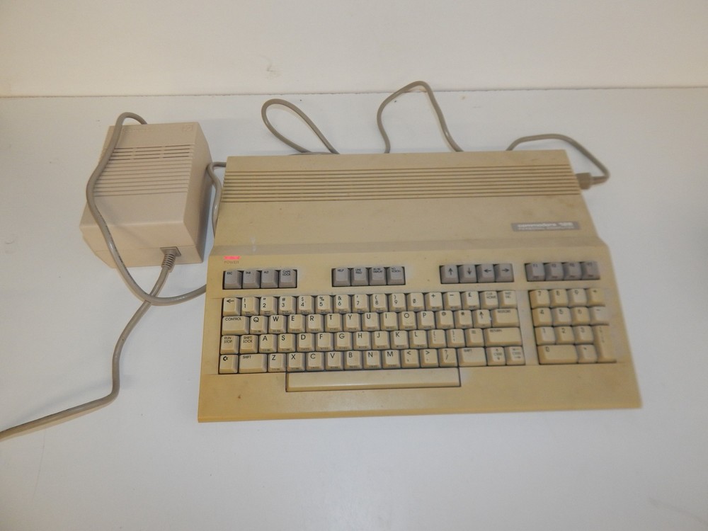 ^^ COMMODORE 128 VINTAGE PERSONAL COMPUTER IN BOX (WMN24)