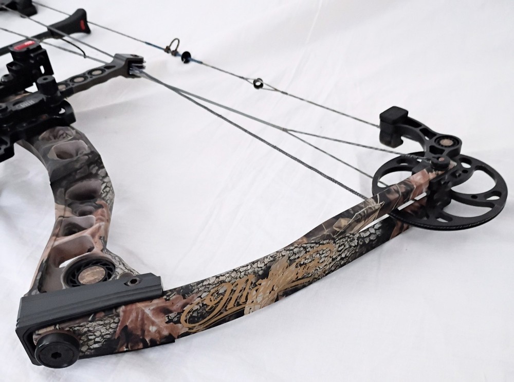 Mathews Switchback XT Compound Bow 27" RH Case Sight Rest Stabilizer Arrows Nice
