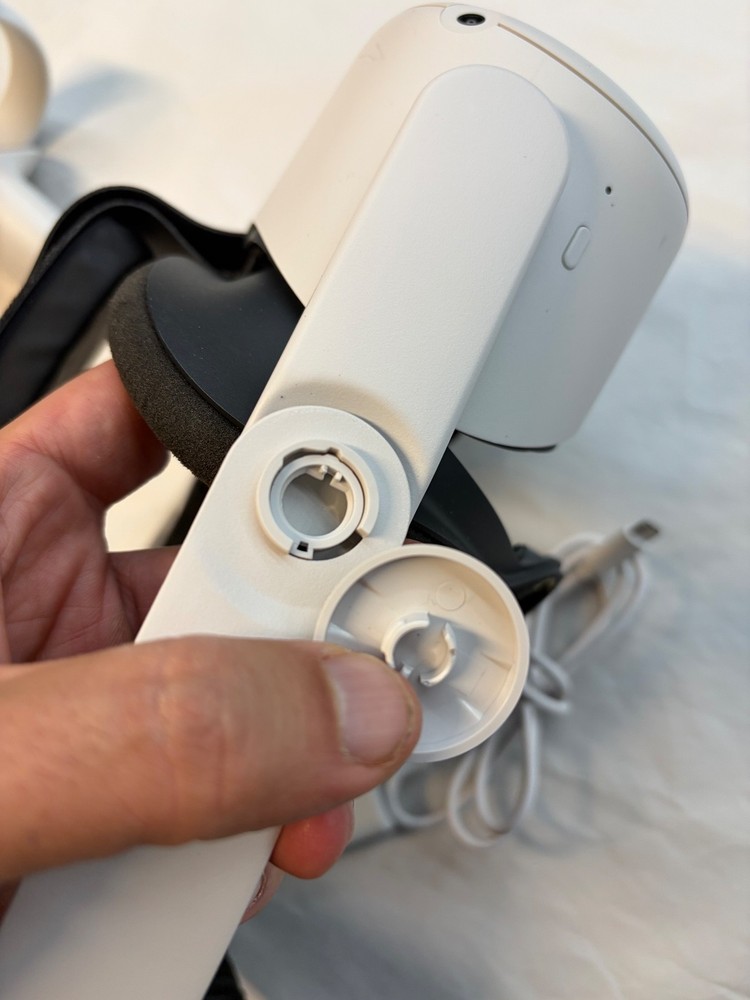 Meta Oculus Quest 2 128GB Virtual Reality Headset - White (READ)