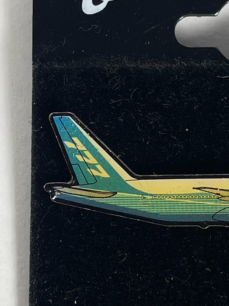 BOEING 777 Pilot Flight Crew Lapel Pin NEW