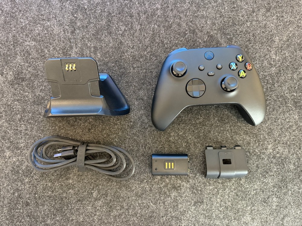 Razer Universal Quick Charging Stand for Xbox with Controller - Carbon Black