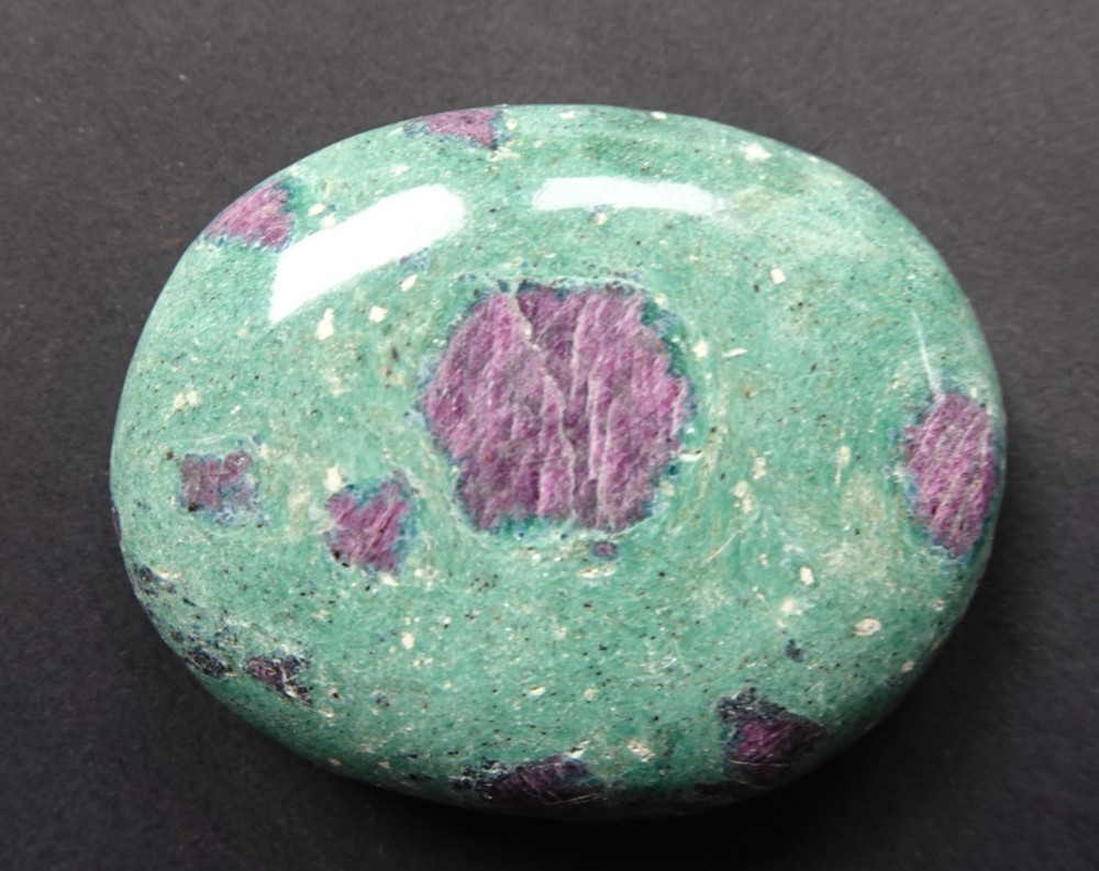 Ruby Fuchsite Palmstone - India sc1003