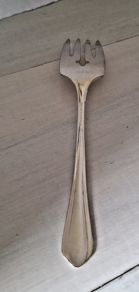 Oneida Genesee Silver Plate Lynnwood-Memory Pattern Serving Meat Fork 1934 8"