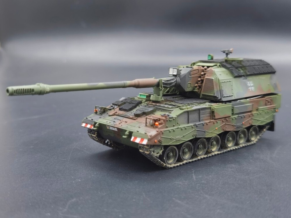 German Pzh2000 self-propelled howitzer model heavy armor model 1/72