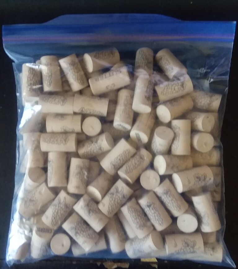 100 SYNTHETIC ASSORTED BRANDS OF WINE CORKS