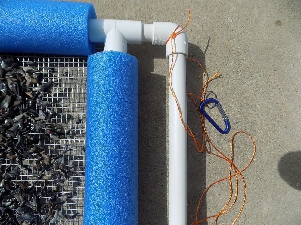 Experienced Hunter selling Floating Shark Tooth Sifter w Handle/string/carabiner
