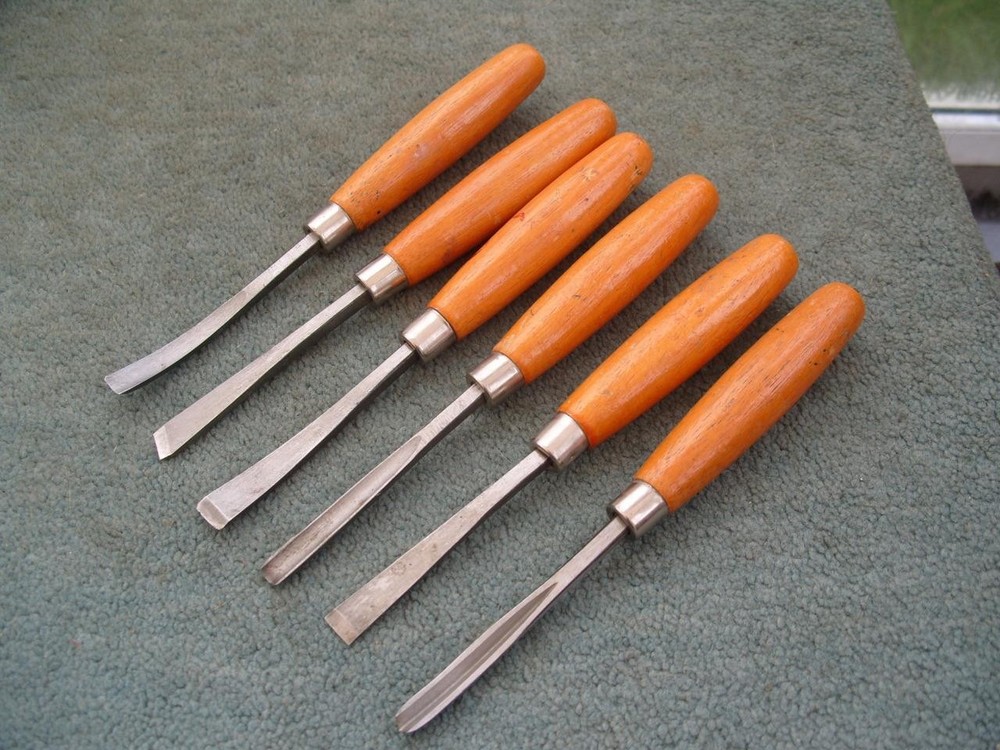 Set of 6 small carving gouges/chisels.