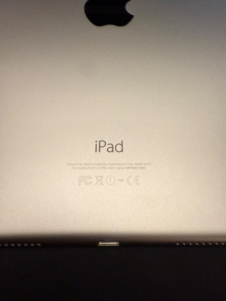Apple iPad Pro 1st Generation A1673 9.7" READ