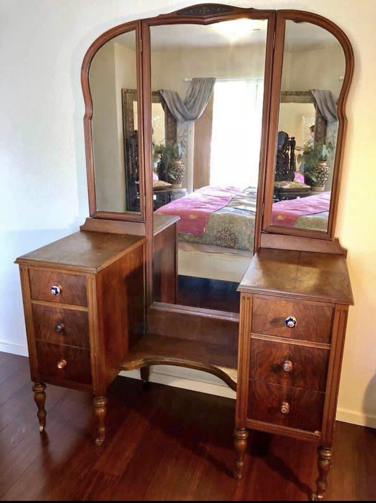 1920 Vanity With Mirror