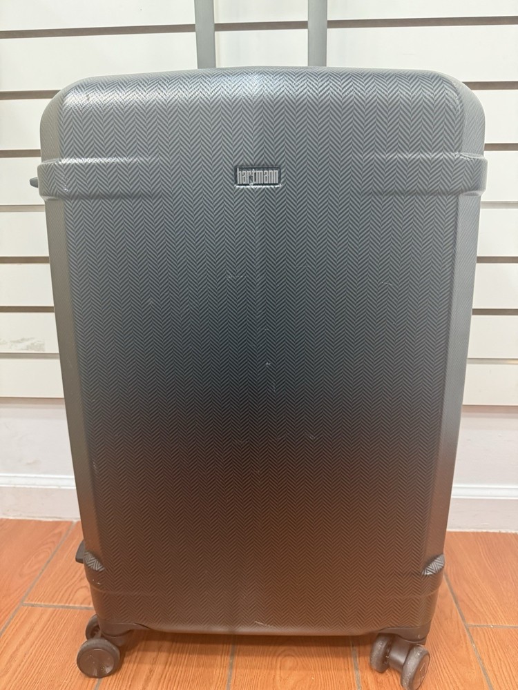 Hartmann 26” Spinner Suitcase Black Chevron Pattern one zipper work for closing