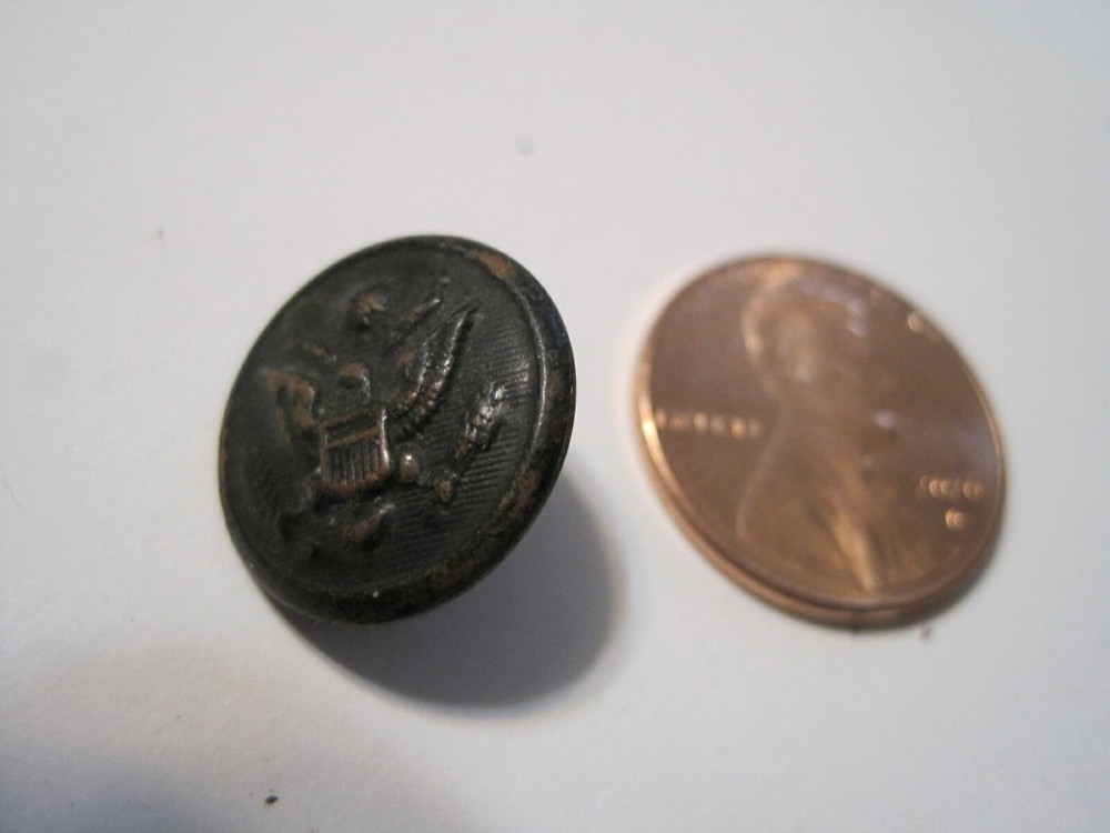 Antique WW1 U.S. Button (1901 - 1920) AM Button Co. Shield Raised