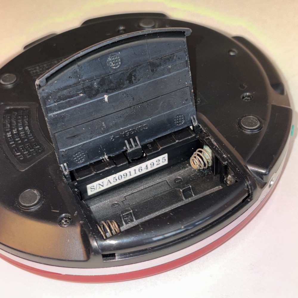 2005 DURABRAND Model CD-566 Portable CD Player Red & Silver TESTED PREOWNED