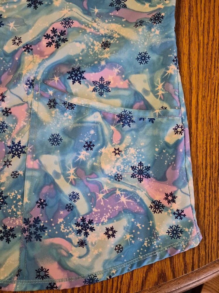 Scrubstar Snowflake Scrub Top Xl!! EUC!! Multicolored