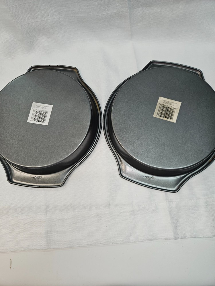 Wilton non-stick round cake pans