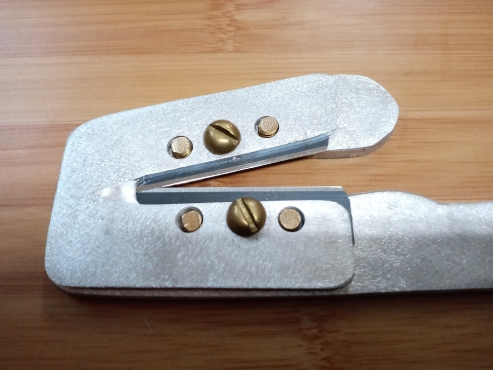 Ear Tag Removal Tool with Left Hand Sheath