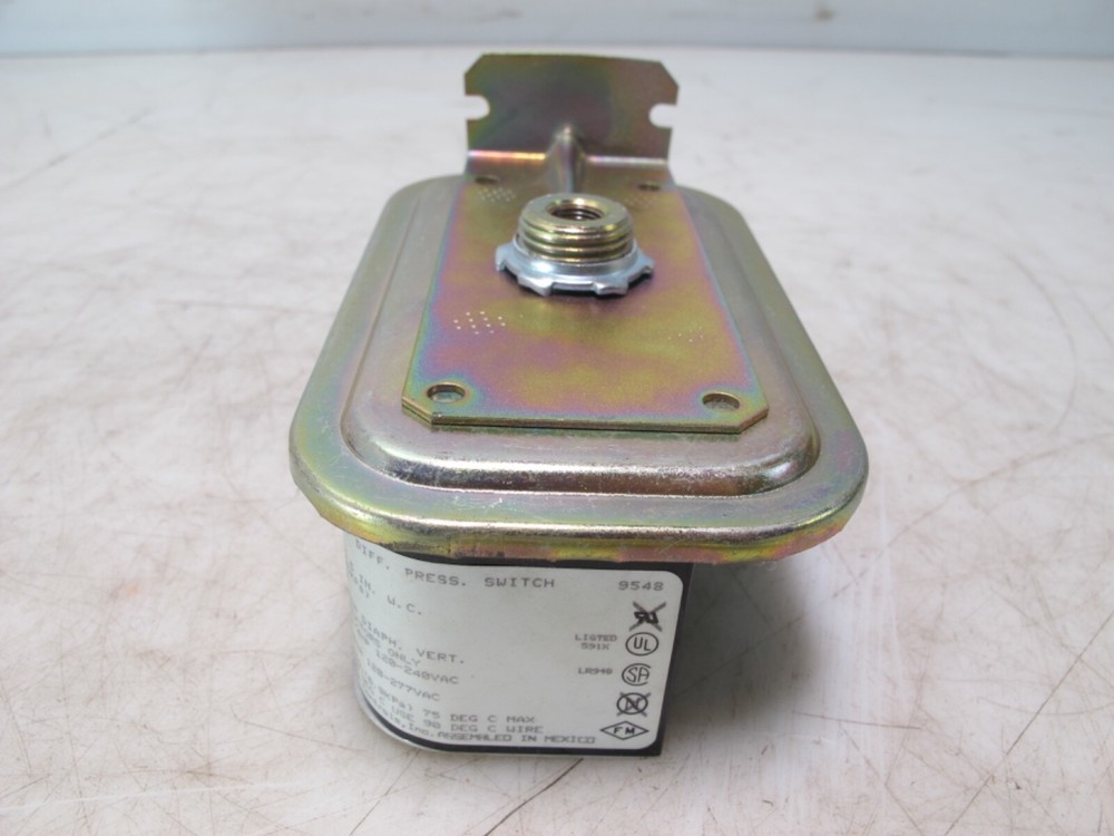 NEW JOHNSON CONTROLS P32AF-1C SENSITIVE DIFFERNTIAL PRESSURE SWITCH