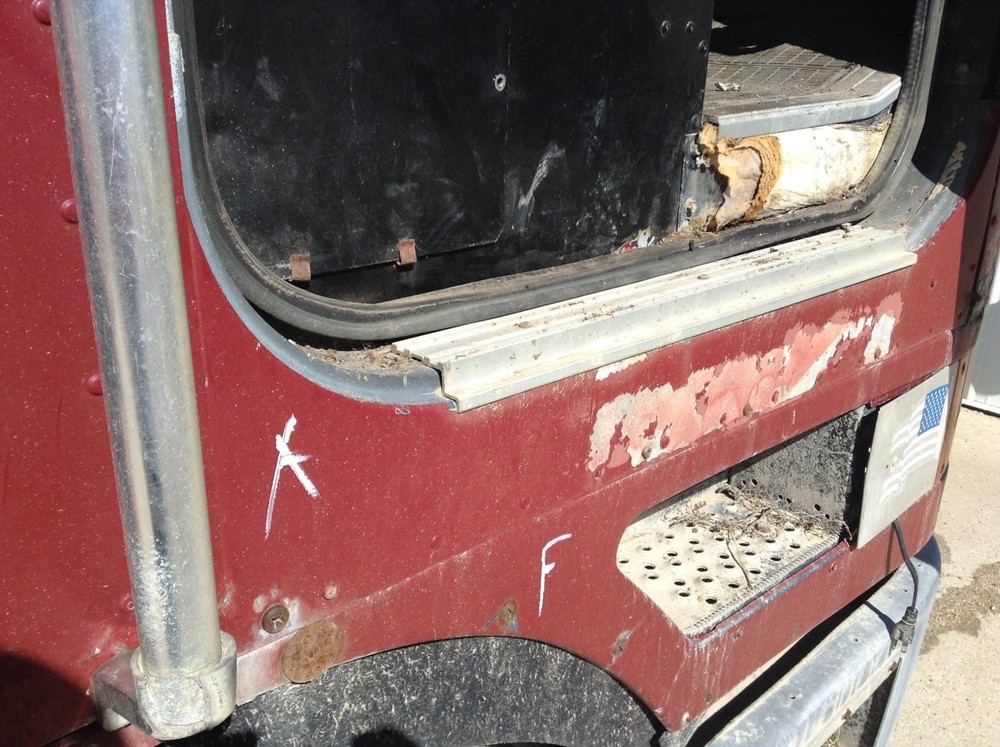 International 9700 ALUMINUM Right/Passenger UNDER DOOR Panel