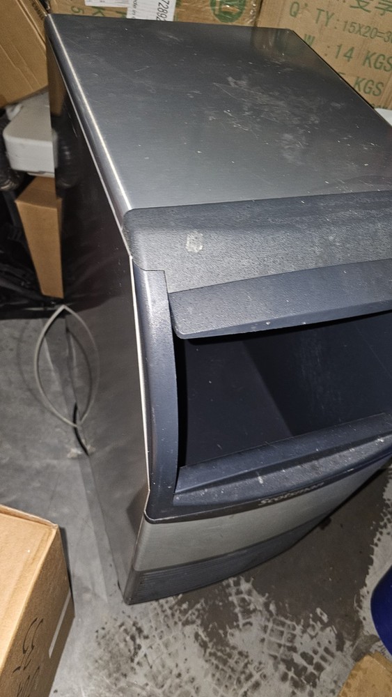 Scotsman CU0415MA-1 Air Cooled Undercounter Medium Cube Ice Machine 58 lb