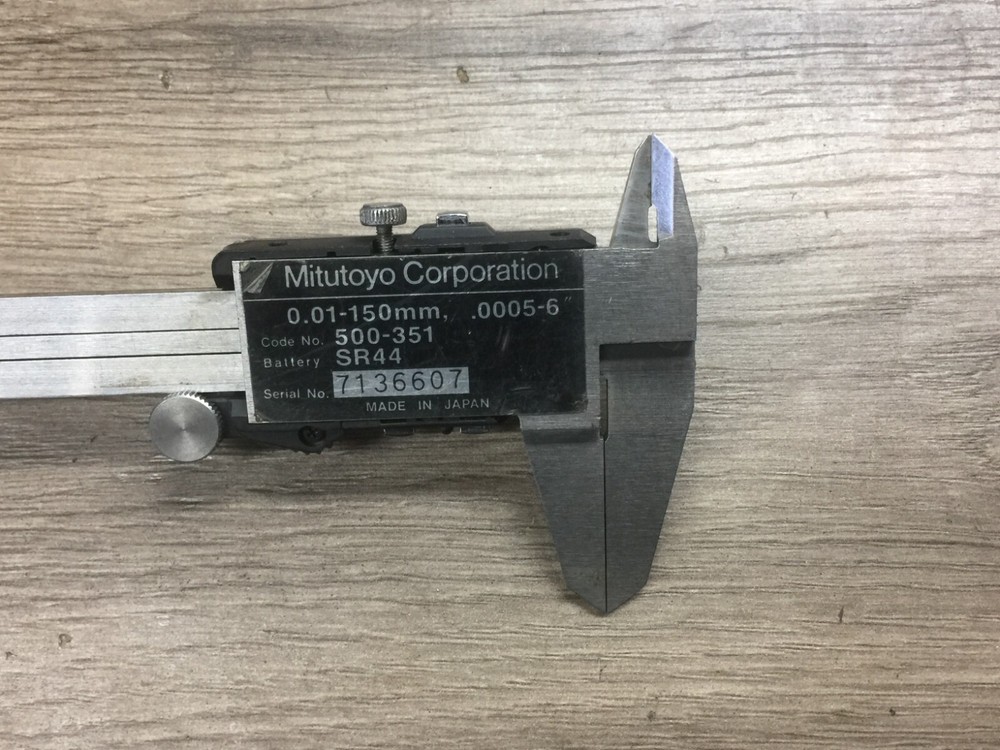 MITUTOYO 0 - 6 " DIGITAL CALIPER X 0005 "