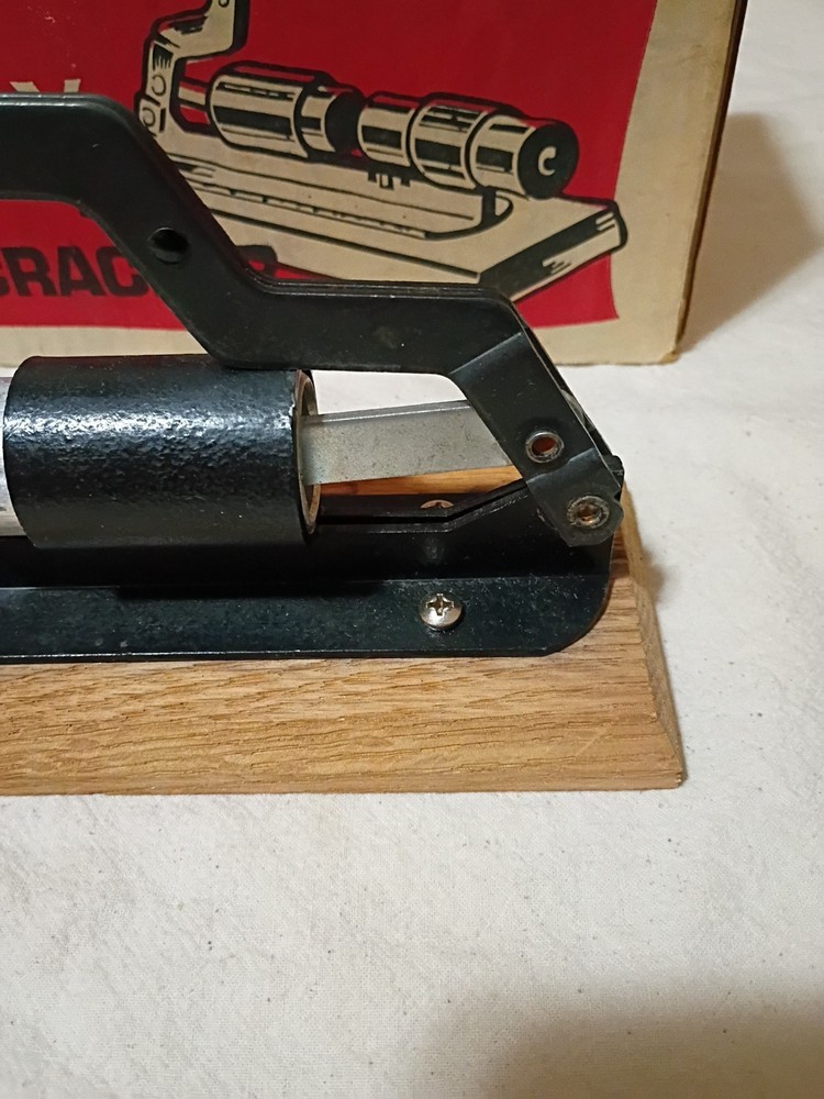 VINTAGE GEM DANDY NUT CRACKER with box B20