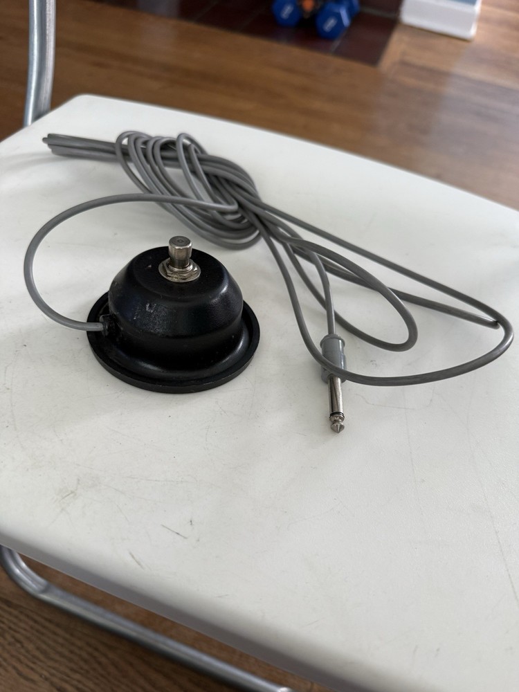 MOMENTARY SINGLE-BUTTON FOOTSWITCH Phone Plug With 12’ Cable