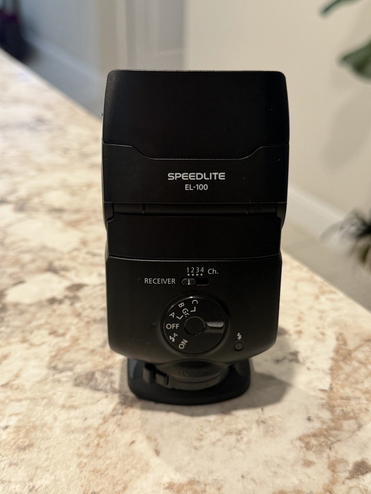 Canon Speedlite EL-100, a compact and versatile external flash