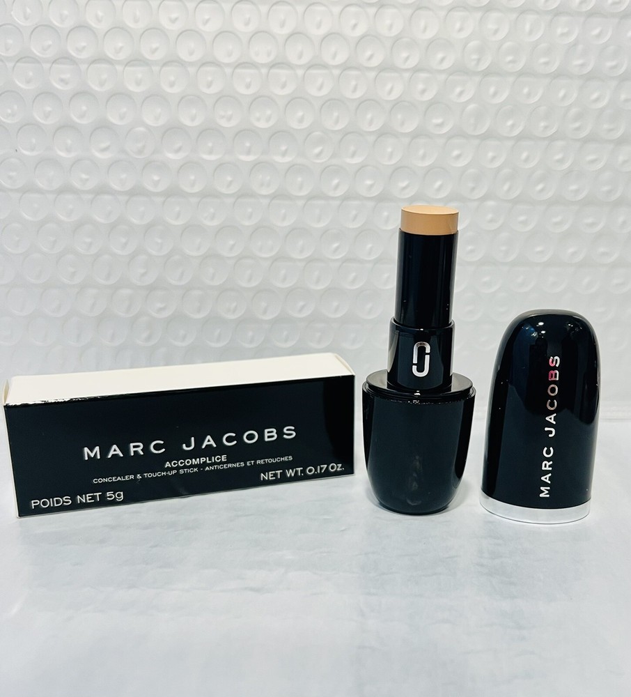 MARC JACOBS Accomplice Concealer & Touch-Up Stick 23 Light NIB
