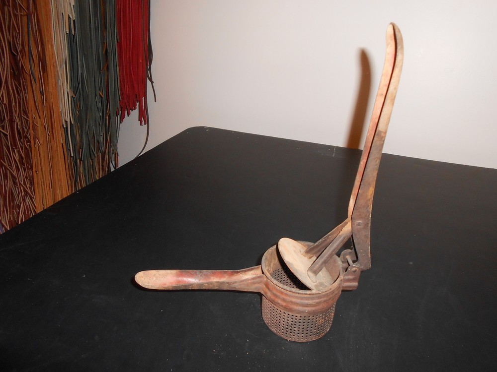 ANTIQUUE POTATO RISER,HAND PRESS IN GREAT WORKING ORDER, UNKNOWN AGE. OLD.