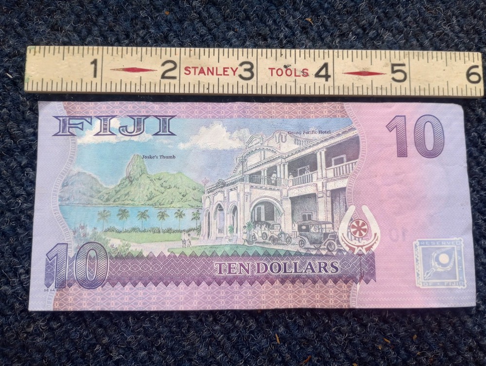 Fiji 10 Dollar Note. Circulated