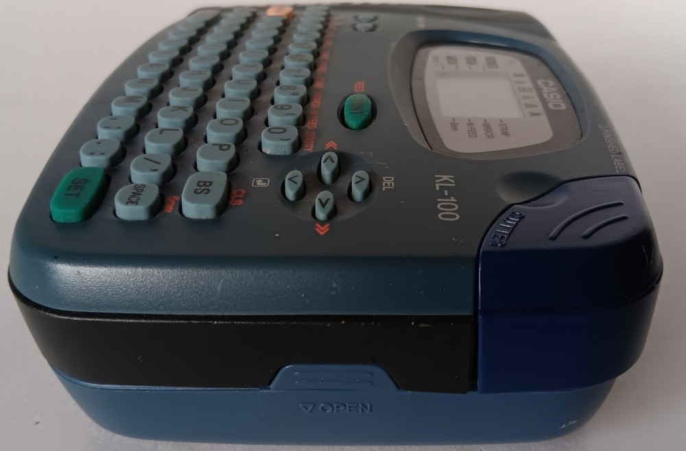 Casio KL-100 EZ Label Maker Printer Label It! TURNS ON but only semi-tested