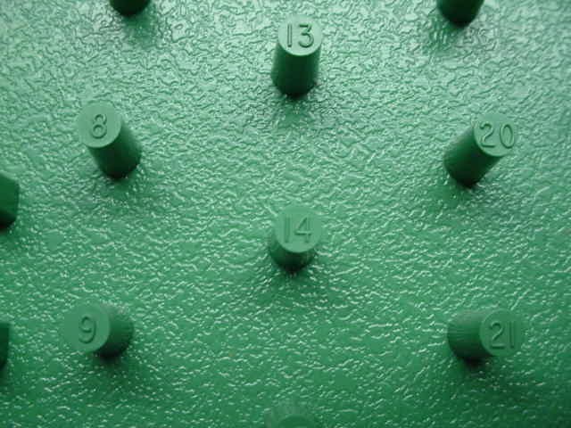 RCBS- Shell Holder Rack w/Pull Out Chart- 1-32 pegs- Nice !!