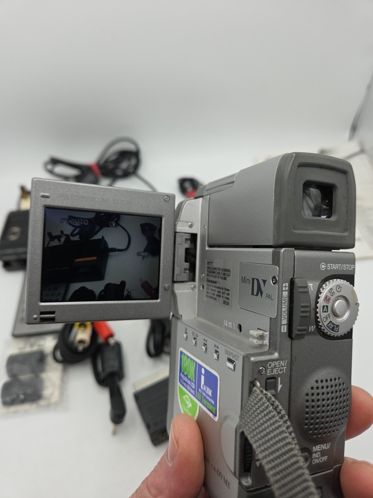 JVC Digital Video Camera GR-DVM5 Mini DV Pal Silver Compact Full Set-up